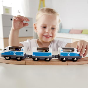हप इंटरसिटी ट्रेन खिलौना | किड्स ट्रेन टॉय सेट, एसेसरीज के साथ, 3 एक्स ओपन / क्लोज मैग्नेटिक कैरिज, पैसेंजर एंड ड्राइवर मूर्तियों में शामिल हैं, ब्लू / व्हाइट