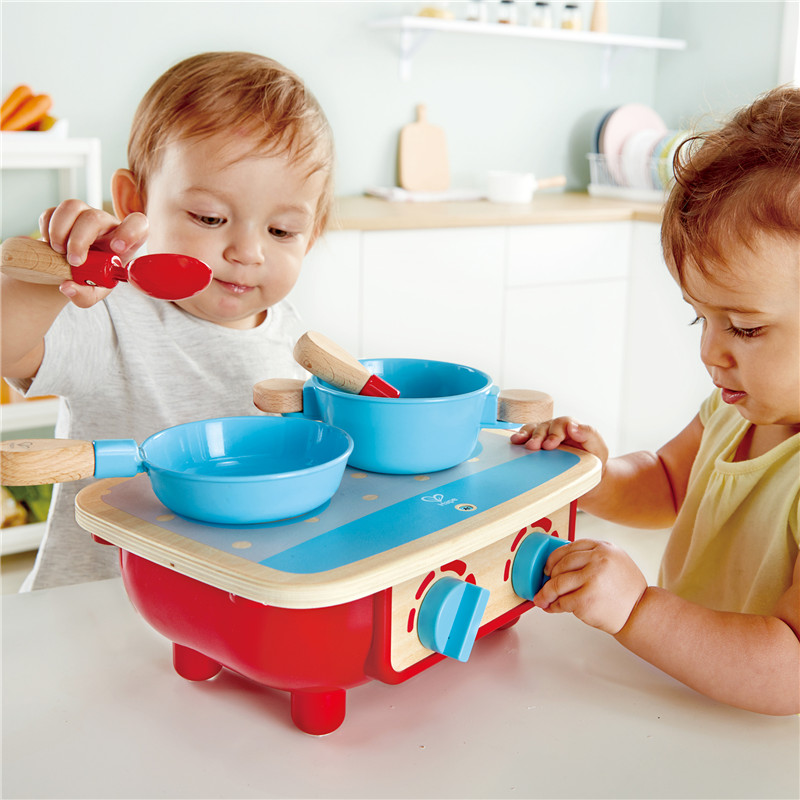 Hape Toddler रसोई सेट | लकड़ी के 6 टुकड़ा पाक कला सेट, खिलौना स्टोव, फ्राइंग पैन, चम्मच, स्पुतुला के साथ रसोईघर नाटक दिखाएं